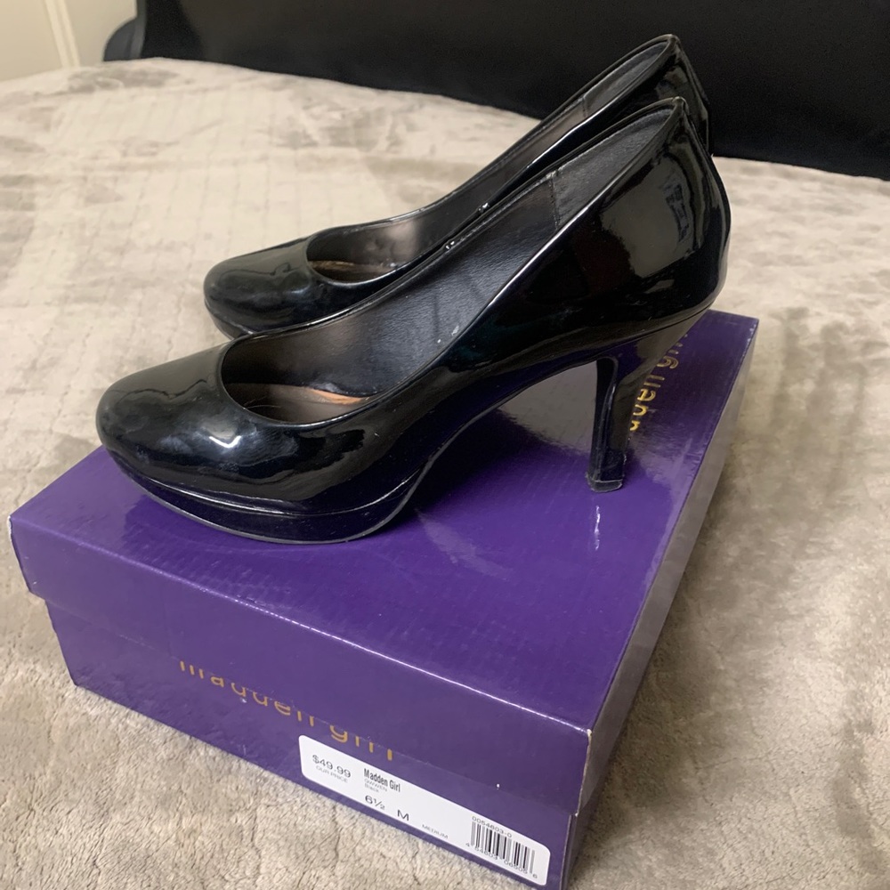 Madden Girl Black Platform Heels 6.5 Faux Patent Leather Shoes Rounded Toe